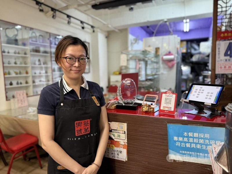 蔡萬興老店第3代經營者洪慈卿,帶領老店走向智慧減碳之路。中央社記者李宗憲攝 114年6月27日