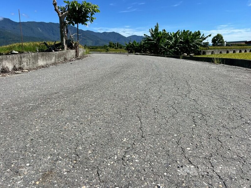 鐵道局花東鐵路雙軌化工程鹿野瑞源段,裝載砂石進出的卡車壓壞農路,近日農民陸續收割稻穀,盼相關單位能儘快整修路面。中央社記者盧太城台東攝 114年6月27日