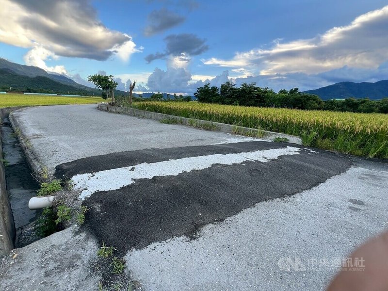 鐵道局花東雙軌化工程鹿野瑞源段,裝載砂石進出卡車壓壞農路,雖然包商填上柏油,卻造成路面高凸,車輛行駛不便。鐵道局表示,會儘快要求包商處理。中央社記者盧太城台東攝 114年6月27日