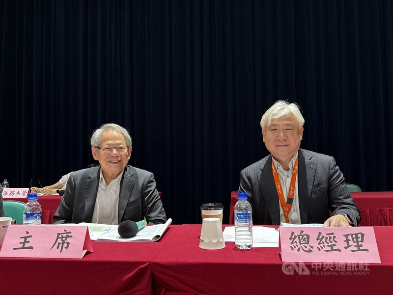 車用電子廠神達數位27日召開股東常會,董事長何繼武(左)、總經理張樂羣(右)表示,神數去年贏得大型專案,今年開始出貨,下半年營運將比上半年更好。中央社記者吳家豪桃園攝 114年6月27日