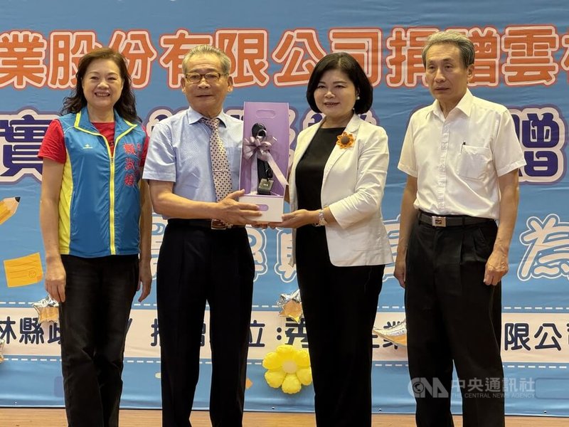 秀育企業董事長梁徽彬(左2)27日捐贈493台實物投影機給雲林縣政府,充實國中、小學智慧教育設備,達到實體沉浸式教學效果,由雲林縣長張麗善(右2)代表受贈。中央社記者姜宜菁攝 114年6月27日