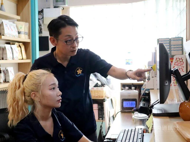 蕭清松(站立者)在寮國首都永珍經營旅行社,他觀察,老一輩寮國人早年學中文都是學正體字,對台灣有一定感情,年輕一代受泰國影響也對台灣很好奇。中央社記者陳家倫永珍攝 114年6月27日