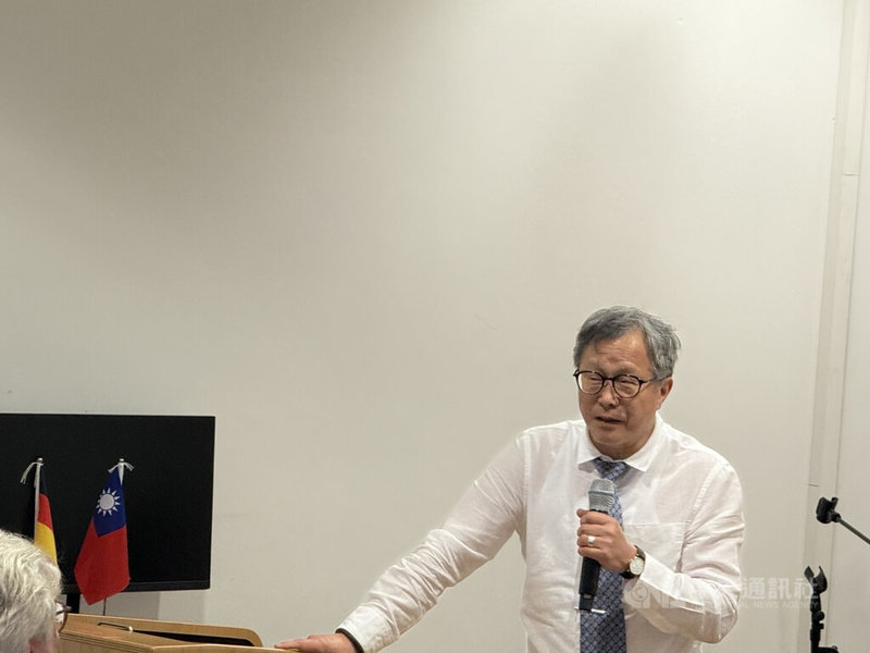 駐德國代表謝志偉26日在柏林德台關係研討會發言時引用德國劇作家席勒的作品,強調台灣歷經多年民主奮鬥,不向威權政體低頭,「我們沒有跪錯人」一語引現場共鳴。中央社記者林尚縈柏林攝 114年6月27日