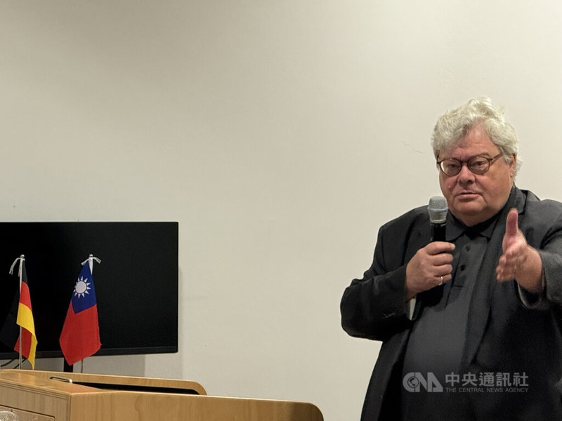 長年友台的德國重量級政治人物包瑞翰(Reinhard Bütikofer),去年卸任歐洲議會議員後,致力促進德台雙邊深入交流與理解,除了政治與學術交流層面,還計畫下鄉、透過更多德國記者駐台報導,讓德國民眾更了解真實的台灣。中央社記者林尚縈柏林攝 114年6月27日