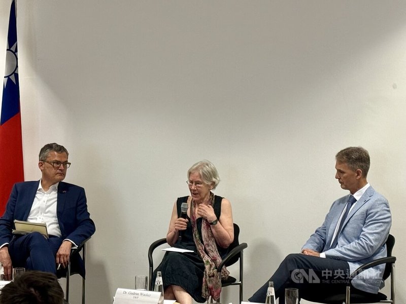 德國學術暨政治基金會(SWP)資深研究員瓦克爾(Gudrun Wacker,中)在柏林德台關係研討會與執政黨基民盟(CDU)議員基塞維特(Roderich Kiesewetter,左)對談,探討德新政府對中台關係變化。中央社記者林尚縈柏林攝 114年6月27日