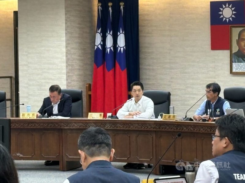 台北市長蔣萬安(後中)27日主持道路交通安全會報,指示交通局持續盤點事故熱點檢討改善,研議單向3車道以上路口全面設左轉專用時相。中央社記者陳昱婷攝 114年6月27日