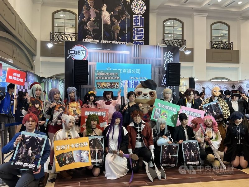 迎接暑假到來,「中友翻轉動漫祭」27日起到7月14日登場,開展首日即吸引眾多動漫迷前來。中央社記者郝雪卿攝 114年6月27日