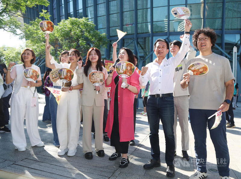 罷免進入第3階段，反共護台志工聯盟27日與多名民進黨立委、議員共同舉行台北罷團與護台應援團大會師記者會。民進黨立法院黨團幹事長吳思瑤（前右3）表示，民進黨主席賴清德多次指示不缺席罷免，民進黨立委將協助罷團的護國大遶境前進各縣市。中央社記者張新偉攝  114年6月27日