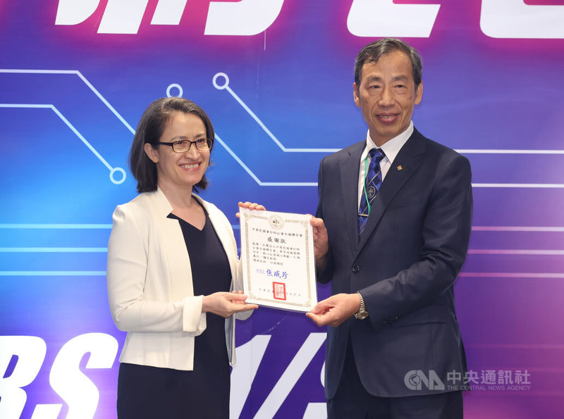 副總統蕭美琴(左)27日晚間應邀赴台北國際會議中心出席「第68屆會計師節慶祝聯歡晚會」,並代表致贈感謝狀給會計師公會全國聯合會理事長張威珍(右)。中央社記者張新偉攝 114年6月27日