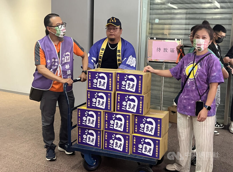 台中市第2選區國民黨籍立委顏寬恒罷免案2階連署件數不足規定人數2267人,中二選區罷免團體27日下午帶著4068份補件連署書前往台中市選委會遞交。中央社記者郝雪卿攝 114年6月27日