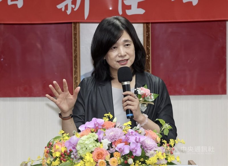 交通部觀光署27日舉行新、卸任署長交接,新任署長陳玉秀致詞表示,找回大家對土地的認同、用觀光對全世界發聲,是她上任的工作重點。中央社記者張皓安攝 114年6月27日