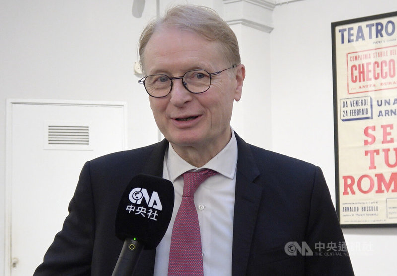 參議員馬蘭(Lucio Malan)26日接受中央社訪問,盛讚台灣聲樂家舉行的音樂會水準極高、精采絕倫,展現了台義之間的友誼。中央社記者黃雅詩羅馬攝 114年6月27日