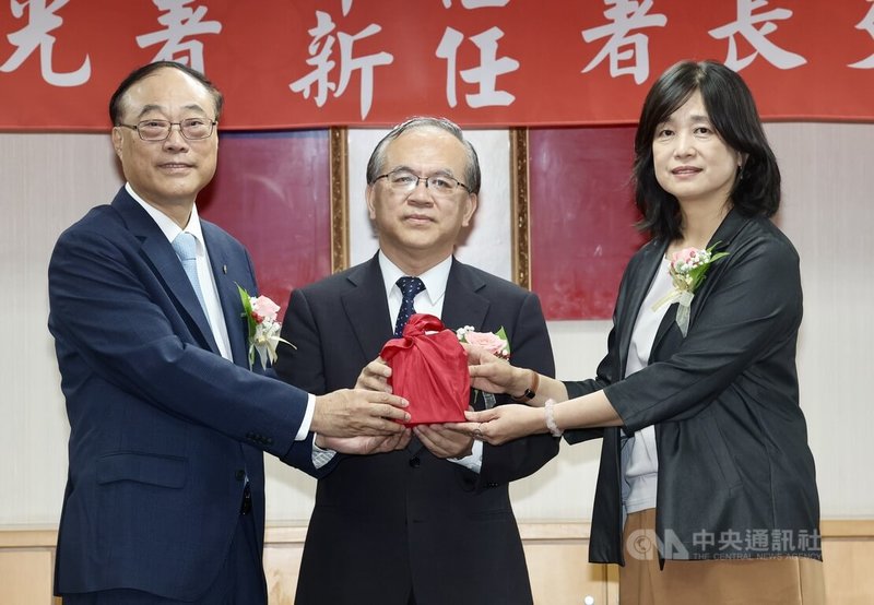 交通部觀光署27日舉行卸任、新任署長交接典禮,交通部次長陳彥伯(中)監交,卸任署長周永暉(左)將印信交給新任署長陳玉秀(右)。中央社記者張皓安攝 114年6月27日
