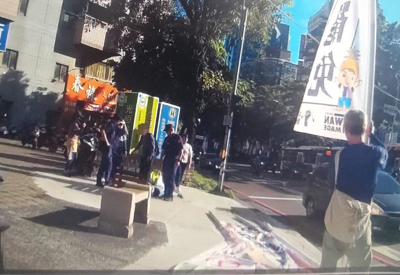台中市北區五權路與中清路口27日有民眾發生糾紛,警方獲報到場將4人帶回釐清,疑政治立場不同而推擠衝突。(民眾提供)中央社記者郝雪卿傳真 114年6月27日