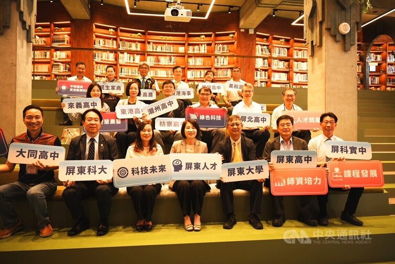 屏東縣政府27日舉辦「屏東縣高科技產業人才培育計畫」記者會,縣長周春米(前左4)攜手屏東縣公私立大專院校及高中職宣布計畫正式啟動,從課程發展、人才獎勵及師資培力3大面向厚植人才競爭力。中央社記者李卉婷攝 114年6月27日