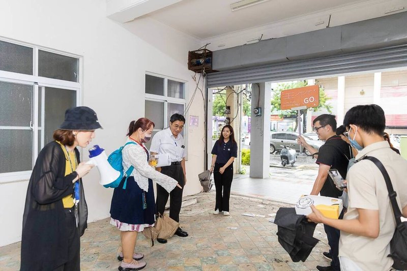 高雄市經濟發展局近日公布中央公園與新堀江商圈招商補助計畫，其中「專業服務費」及「營業場所裝潢費」部分，累計最高金額達新台幣140萬元。圖為有意進駐的業者實際走訪商圈勘查。（高雄市經發局提供）中央社記者林巧璉傳真  114年6月27日
