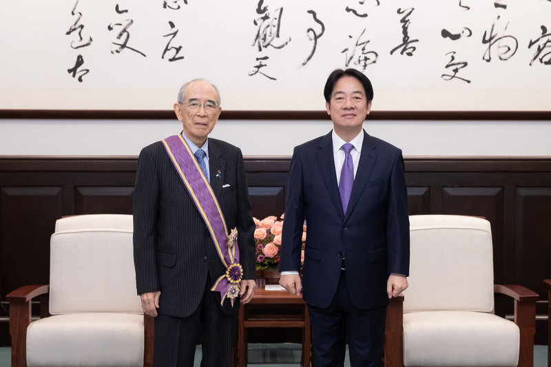 總統賴清德27日在總統府頒授日本台灣交流協會前會長大橋光夫「大綬景星勳章」,表彰對推動台日交流的堅定信念與不懈努力,更像家人一樣用心關懷台灣。(總統府提供)中央社記者溫貴香傳真 114年6月27日