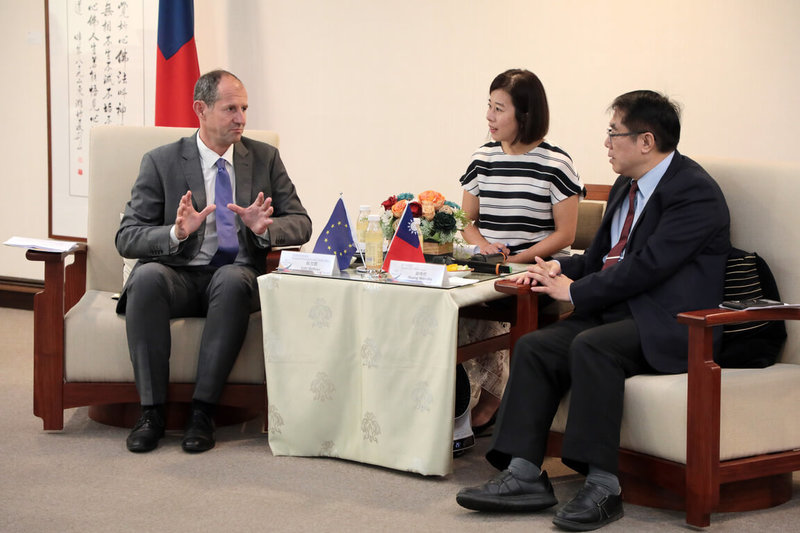 歐洲經貿辦事處長谷力哲(Lutz Güllner)(左)27日前往拜會台南市長黃偉哲(右),雙方就台南和歐盟間各領域的合作交流深入交換意見。(台南市政府提供)中央社記者張榮祥台南傳真 114年6月27日
