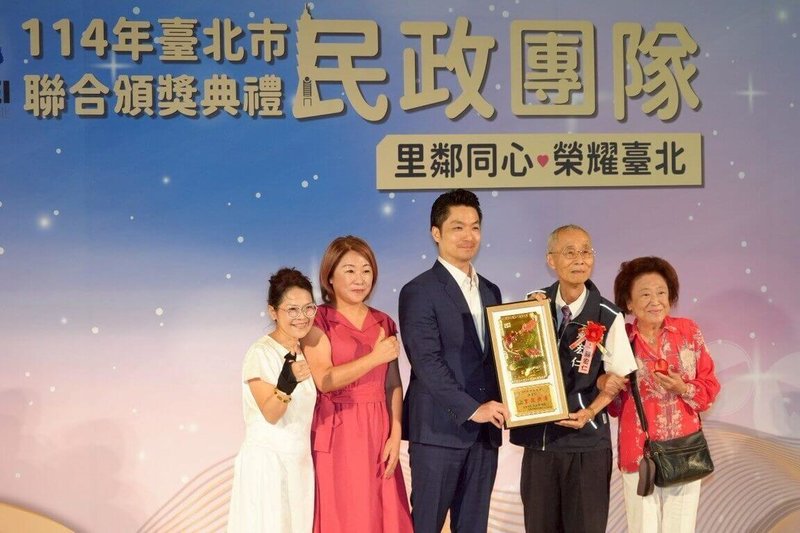 台北市民政局27日舉行民政團隊資深及績優人員頒獎典禮,由市長蔣萬安(中)親自頒獎,並宣布將提高3項里鄰經費。(台北市政府提供)中央社記者陳昱婷傳真 114年6月27日