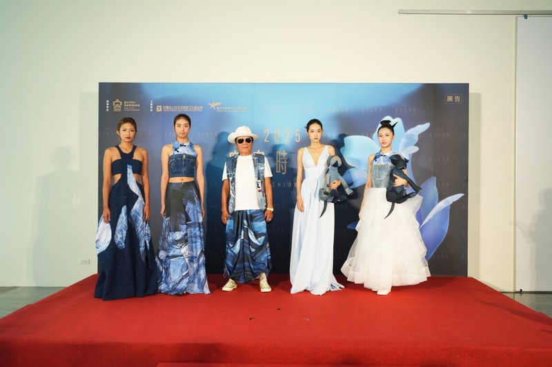 2025年首屆客家時尚獎Hakka Fashion Awards起跑記者會27日舉行,總顧問兼策展人黃秀瑾以5套作品展示永續魅力,更邀藝人雷洪(中)擔任模特兒。(創藝傳媒提供)中央社記者王寶兒傳真 114年6月27日