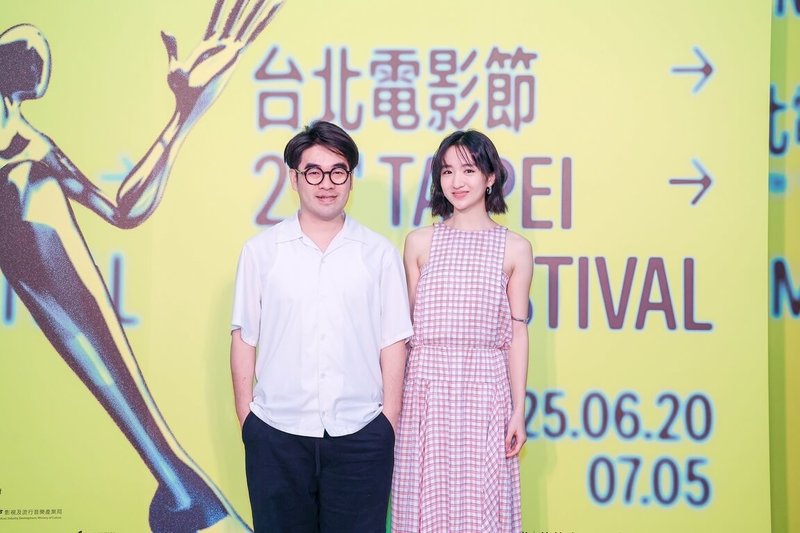 港片「久別重逢」在2025台北電影節放映,導演梁禮彥(左)與演員許恩怡(右)訪台與影迷交流,27日開心分享電影拍攝與籌備角色心情。(台北電影節提供)中央社記者王心妤傳真 114年6月27日