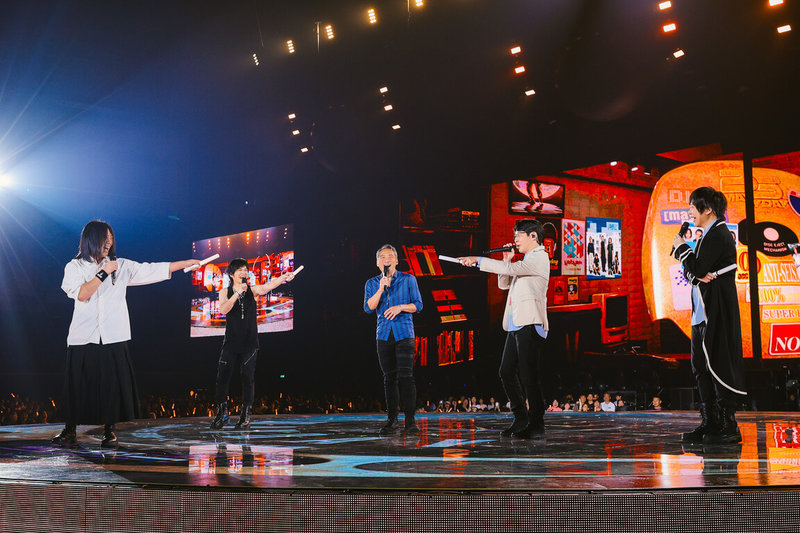 樂團五月天25週年巡迴演唱會「回到那一天」27日晚間在台北大巨蛋登場，視覺、聽覺效果全面升級，5人連續帶來多首經典歌曲與4萬歌迷同樂。（相信音樂提供）中央社記者陳怡璇傳真 114年6月27日