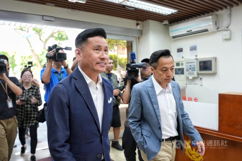 台北市議會議長戴錫欽(前左)與國民黨台北市議員李明賢(前右)27日上午赴立法院拜會民眾黨立法院黨團。中央社記者徐肇昌攝 114年6月27日