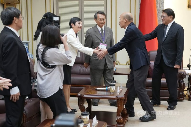 總統府秘書長潘孟安(右)27日陪同司法院正、副院長及大法官被提名人拜會立法院長韓國瑜(右2)。圖為韓國瑜向司法院長被提名人蔡秋明(右3)、副院長被提名人蘇素娥(右4)握手致意。中央社記者徐肇昌攝 114年6月27日