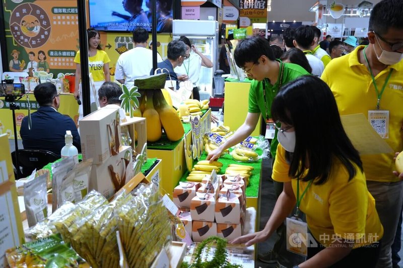 香蕉策略聯盟27日在2025台北國際食品展辦香蕉加工加值產品推廣記者會,展場展示各式香蕉加工產品,吸引參觀民眾關注。中央社記者陳至中攝 114年6月27日