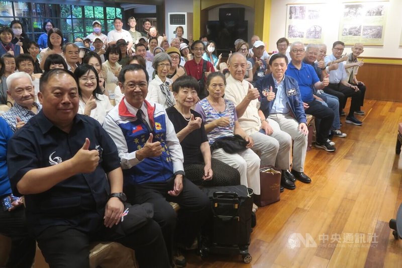 「鷹揚國威-紀念抗戰勝利80週年歷史影像特展」27日舉行開幕茶會,前國防部副部長徐衍璞(左1)、前陸軍副司令黃奕炳(左2)等多位退役將領出席與會。中央社記者吳書緯攝 114年6月27日