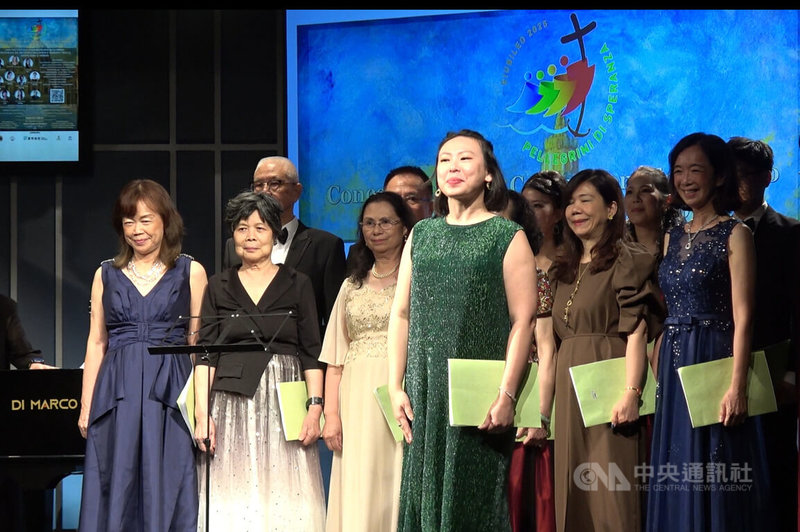 女高音謝孟潔(最前排綠衣者)指揮任蓉表演藝術學坊的歌手演唱台語、中文歌曲。中央社記者黃雅詩羅馬攝 114年6月27日