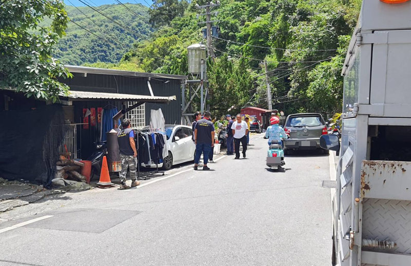 花蓮縣秀林鄉銅門村26日發生犬隻攻擊事件,梁姓飼主的4隻混種犬圍攻1隻黑狗,黑狗的飼主也遭波及受傷。經查攻擊犬隻已被列管為危險性犬隻,動防所將加重裁罰,不排除沒入。(民眾提供)中央社記者張祈傳真 114年6月27日