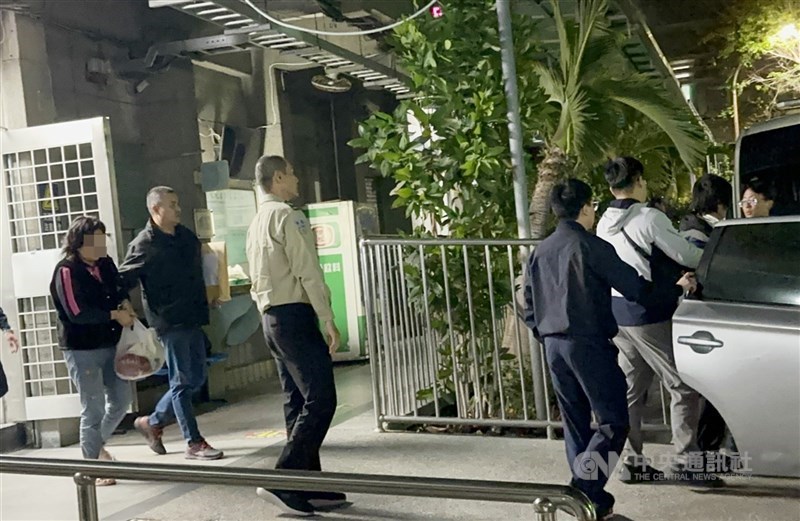 彰化縣大村鄉朱姓女子(左)及朱女前男友賴姓男子(右2)分別涉遺棄屍體、殺人罪嫌遭起訴,彰化地方法院將朱女依共同犯遺棄屍體罪判處6月刑期。(中央社檔案照片)