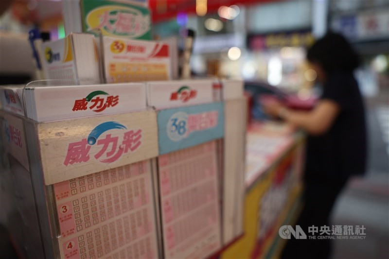 台彩今天表示,系統顯示,中獎民眾只花了新台幣800元,1注中頭獎,其餘7注都中貳獎,合計整體中獎金額達17.53億元。(中央社檔案照片)