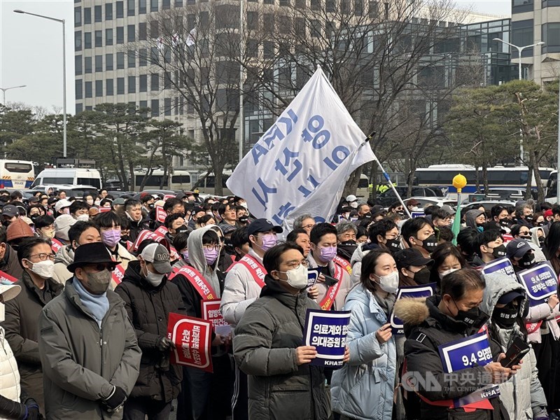 11個醫師團體不滿教育部將放寬醫學生員額,共同發聲明強調,恐對整體醫療服務體系與醫學教育品質造成重大影響,韓國殷鑑不遠,應審慎考量,不得貿然擴增。(中央社檔案照片)