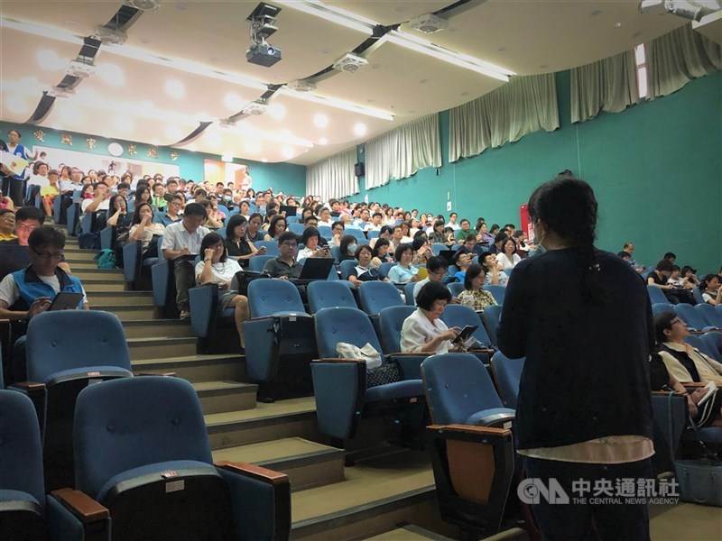 陽明交通大學、台灣大學等校今年都傳出學生備審資料抄襲、造假爭議。教育部27日表示,將邀集高中、大學與考招單位共同討論,精進考招制度。圖為大學舉辦的學習歷程檔案論壇。(中央社檔案照片)