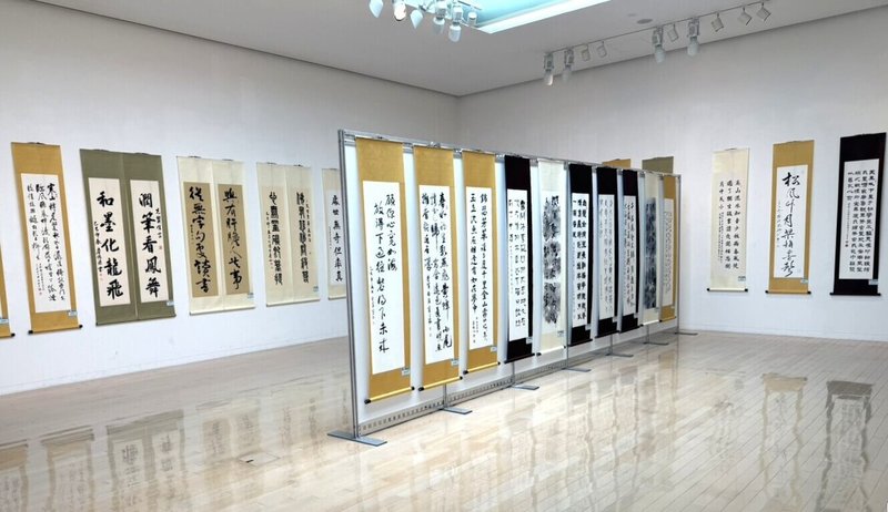 第31屆國際書法聯盟會員作品展6月20至23日在日本沖繩縣立博物館・美術館舉行,集結台灣、中國、日本、韓國等各地書法聯盟會員書法作品。(張炳煌提供)中央社記者楊明珠東京傳真 114年6月27日