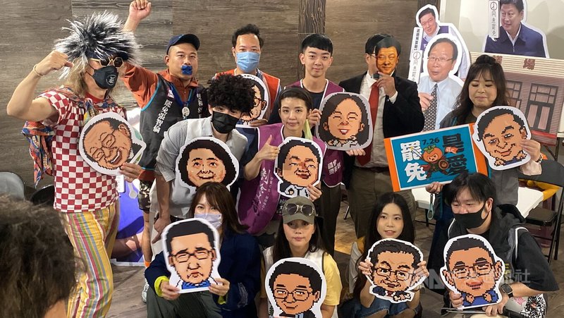 雙北罷團27日發布結合政治時事與娛樂的網頁互動遊戲,戴上面具演出反諷劇情。圖為會後罷團成員合影。中央社記者黃旭昇新北攝 114年6月27日