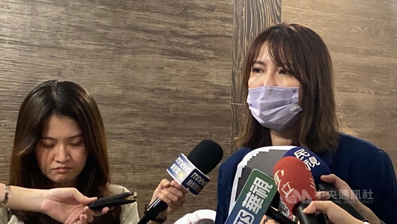 雙北罷團27日發布結合政治時事與娛樂的網頁互動遊戲,罷團成員Mimi(右)接受聯訪,說明設計網頁遊戲的緣由。中央社記者黃旭昇新北攝 114年6月27日