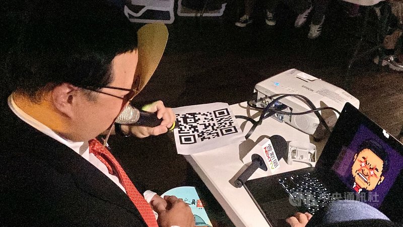 雙北罷團27日發布結合政治時事與娛樂的網頁互動遊戲,志工也現場試玩,因一時無法調適自己扮演的角色,難以過關。中央社記者黃旭昇新北攝 114年6月27日