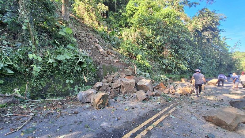 台中市近日山區多雨,27日清晨在太平區市道136線34公里處發生落石坍方,影響道路通行,當地居民自己動工清除,搶通1條通行道路。(民眾提供)中央社記者趙麗妍傳真 114年6月27日