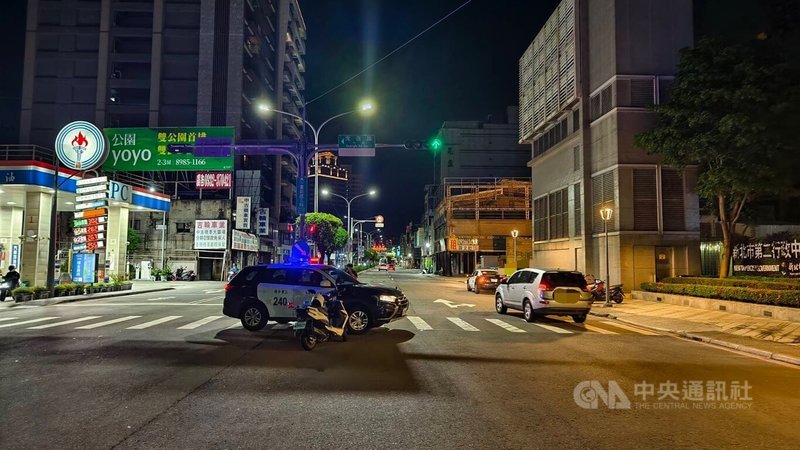 新北市三重區26日深夜發生死亡車禍，黃姓機車騎士在重新路五段與光復路一段路口闖紅燈，撞上過馬路的湯姓婦人，湯婦送醫後仍宣告不治。（翻攝照片）中央社記者趙敏雅傳真  114年6月27日
