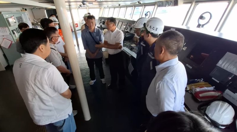 交通船「台馬之星」故障檢修至今,連江縣長王忠銘(右4)等27日前往基隆視察了解主機電噴閥換裝作業進度。(連江縣交通旅遊局提供)中央社記者潘欣彤攝 114年6月27日