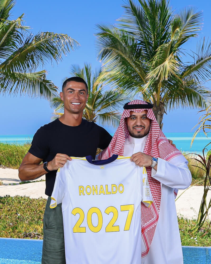 葡萄牙足球巨星C羅(左)與沙聯艾納斯續約2年。(圖取自facebook.com/Cristiano)