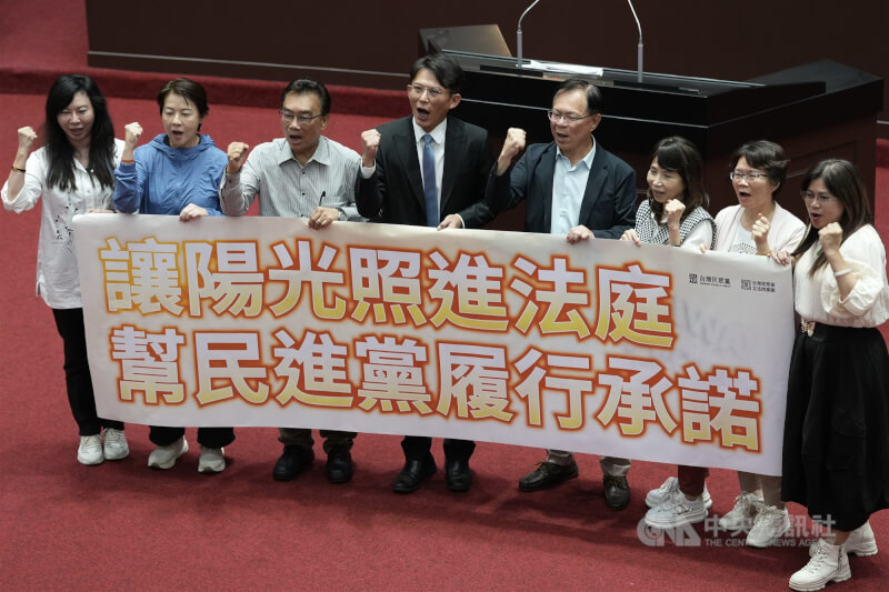 立法院會27日在藍白人數優勢下,經表決三讀修正通過法院組織法部分條文,當中明定法庭直播相關規定。民眾黨團總召黃國昌(左4)率立委在三讀通過後到場中拉開標語慶祝。中央社記者徐肇昌攝 114年6月27日