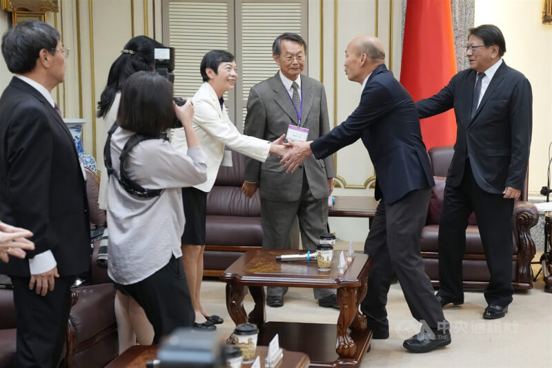 總統府秘書長潘孟安(右)27日陪同司法院正、副院長及大法官被提名人拜會立法院長韓國瑜(右2)。圖為韓國瑜向司法院長被提名人蔡秋明(右3)、副院長被提名人蘇素娥(右4)握手致意。中央社記者徐肇昌攝 114年6月27日