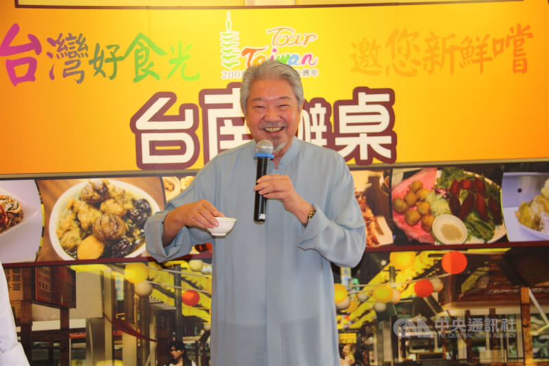 圖為蔡瀾2009年6月為台灣觀光局活動推介台南辦桌美食。(中央社檔案照片)