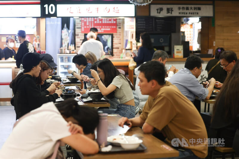 圖為台北市中崙市場美食街用餐人潮。(中央社檔案照片)