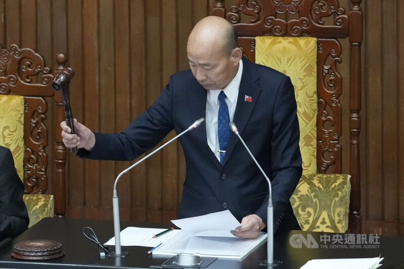 立法院會27日在藍白人數優勢下,經表決三讀修正通過法院組織法部分條文,明定法庭直播的規定,法律審採「原則公開、例外不公開」,事實審採「原則不公開、例外公開」等。圖為立法院長韓國瑜(圖)敲槌宣布三讀通過。中央社記者徐肇昌攝 114年6月27日