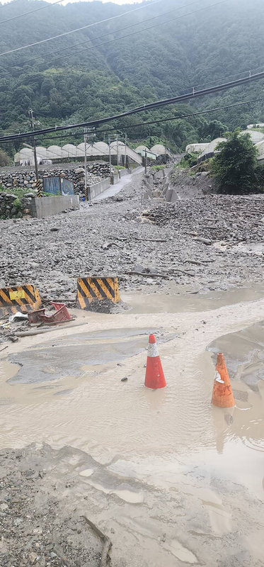 南投縣信義鄉東埔溫泉區聯外道路投95線4.3公里處27日下午發生土石流阻斷交通,南投縣政府已請開口契約廠商派人員及機具搶修,預估至少要到深夜才有機會搶通。(伍金豎提供)中央社記者鄭維真傳真 114年6月27日
